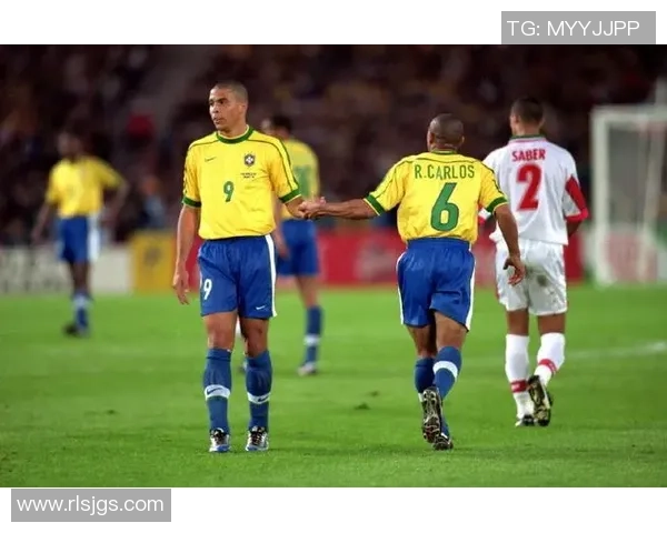 足球巨星齐聚一堂同框合影 展现不朽辉煌与无尽荣光 足球巨星齐聚一堂同框合影 展现不朽辉煌与无尽荣光